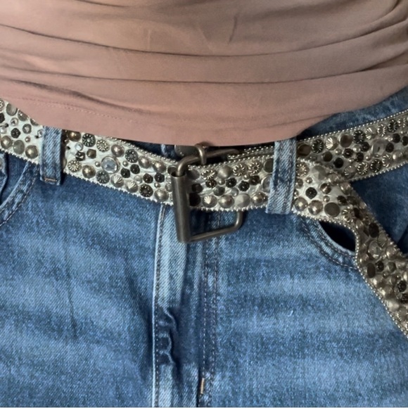 Long, seashell, jeweled, silver belt. - Picture 10 of 10